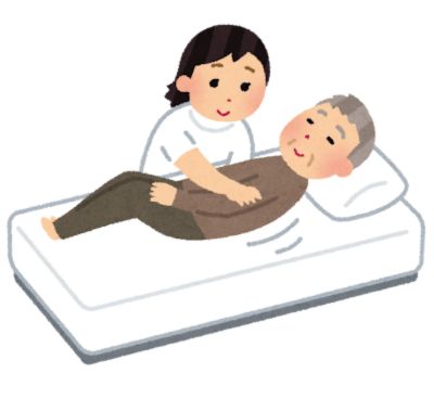 利用者を体位交換する看護師